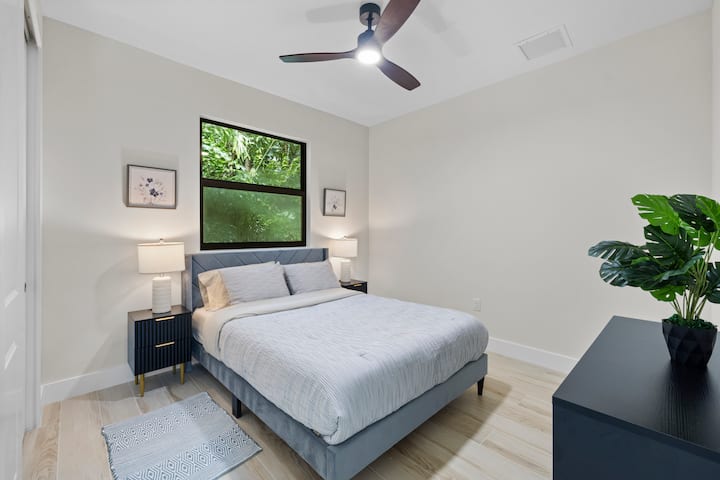 Спокойните сини тонове помагат за успокояване на ума преди лягане.