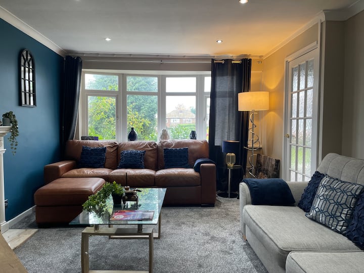 Lovely Three Bed House In A Quiet Corner Of Leeds! - Leeds