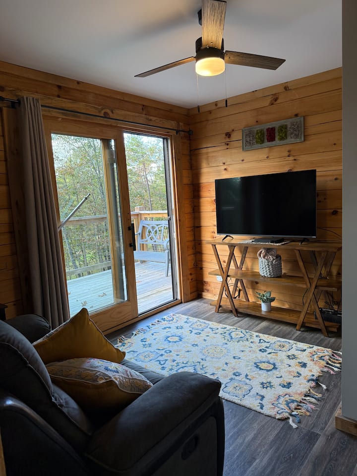“Ol Red” Rustic Lewisburg Cabin (Dog Friendly) - Lewisburg, WV