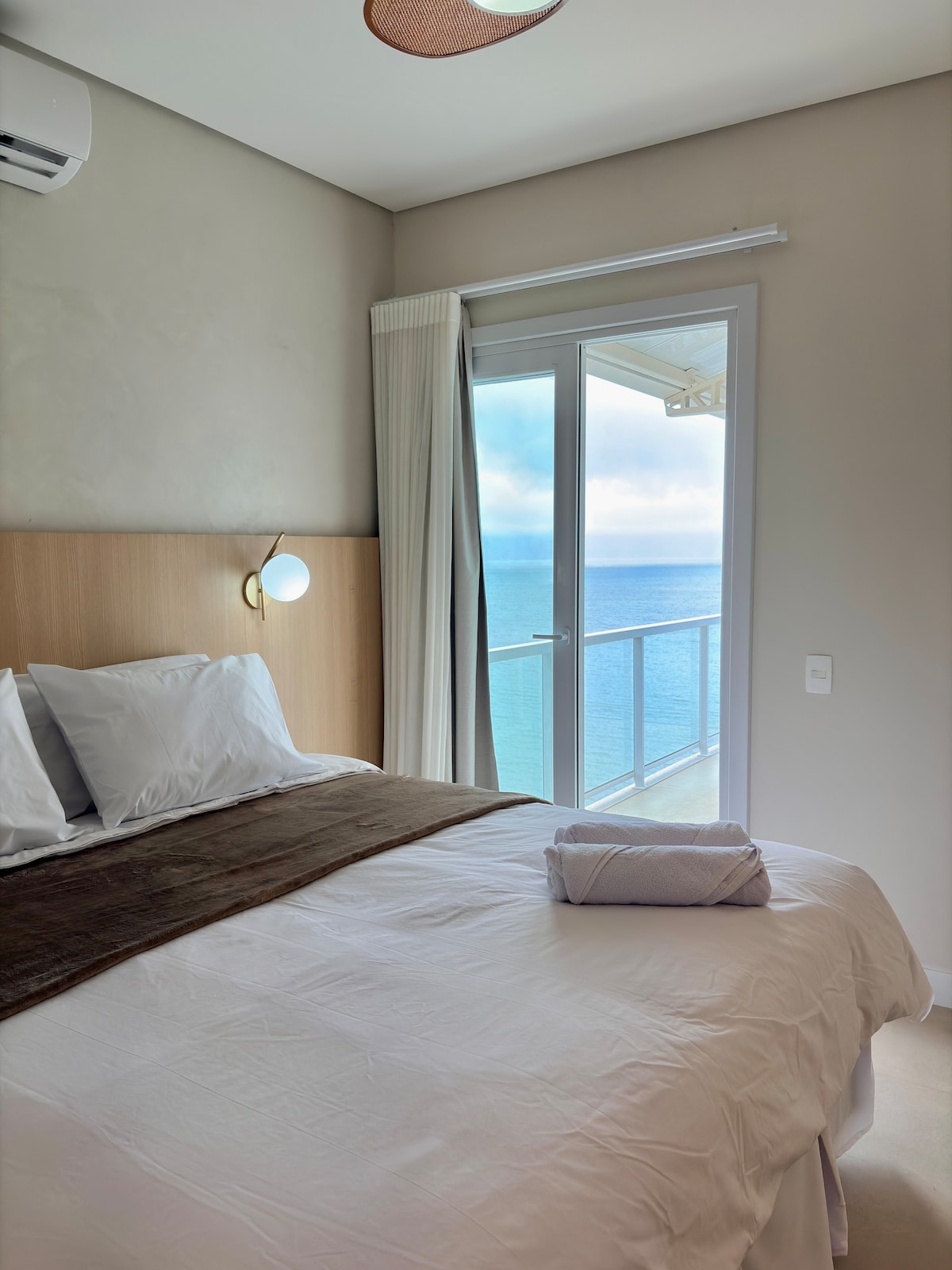 Kreveti se mogu konfigurirati kao dvokrevetni ili dva odvojena kreveta s jednim krevetom na razvlačenje kako bi se u apartmanu smjestile 3 osobe.