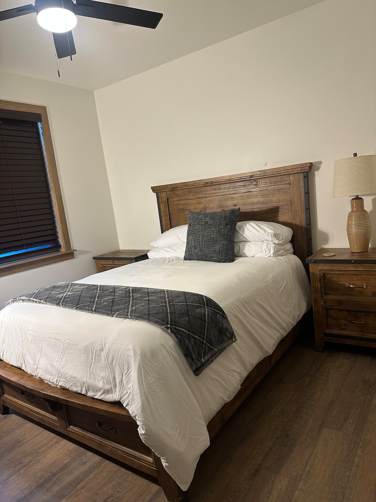 Брачен кревет (широк 150 – 179 см), телевизор, голема комода и плакар. 