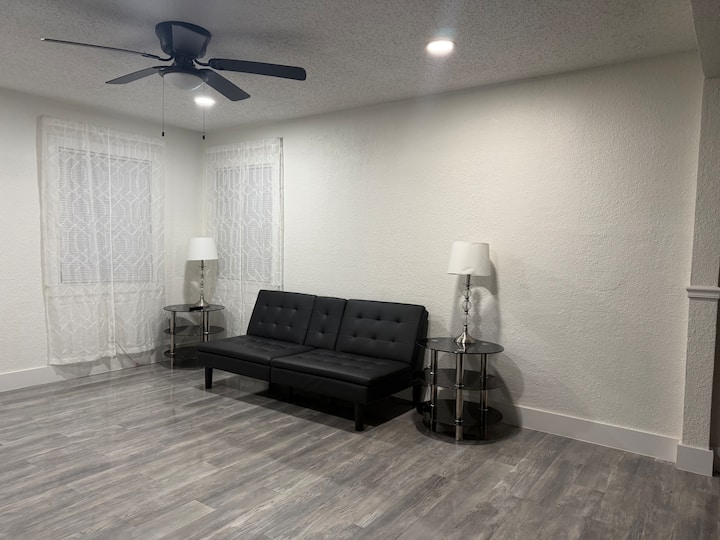 Spacious Home In Desoto For Families & Groups - DeSoto, TX