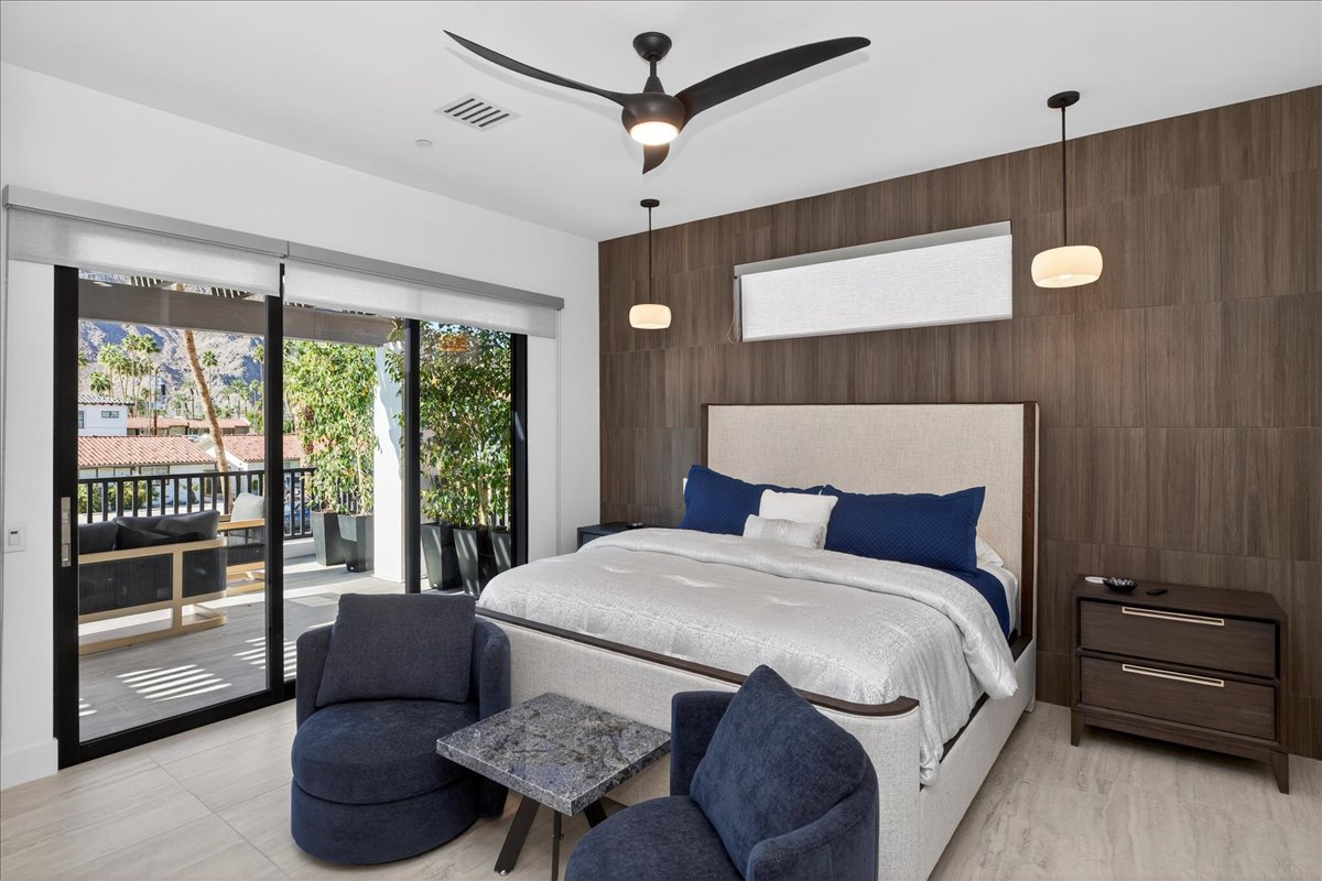 חדר שינה ראשי בקומה העליונה עם מיטת קינג סייז