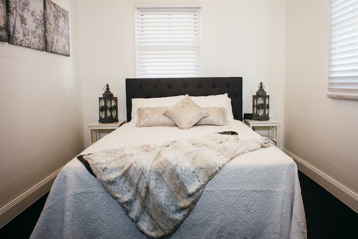 Dormitorio tamaño queen en la cabaña trasera, tiene su propio hermoso baño con lavabos dobles y ducha.