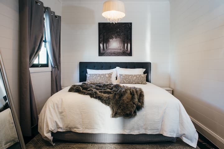 La habitación en la parte trasera de la casa tiene su propio baño hermoso.