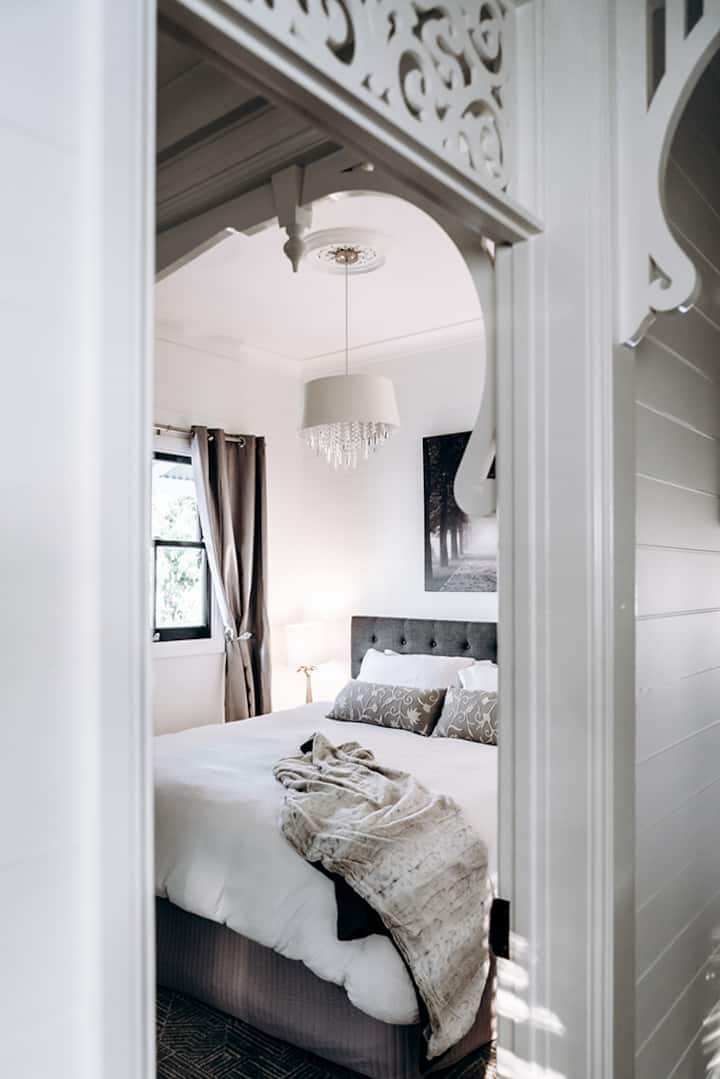 Dormitorio tamaño king en la cabaña trasera.  Tiene su propio baño con bañera.