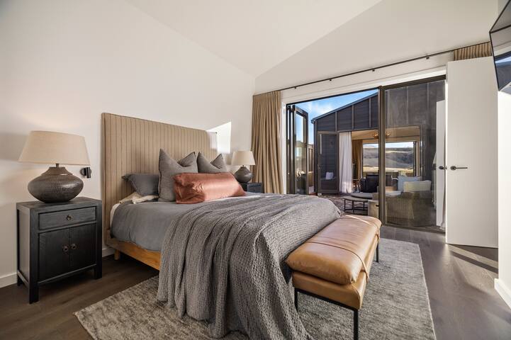 The Rose – Luxury Escape with Fireplace & Views