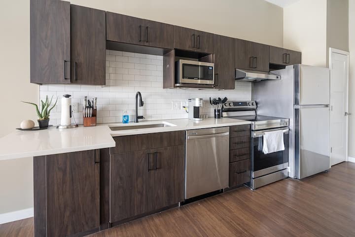 Landing | Stylish Studio, Pool, Gym - Springfield, MO