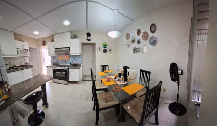 Casa De 2 Pisos Com 5 Quartos - Belém