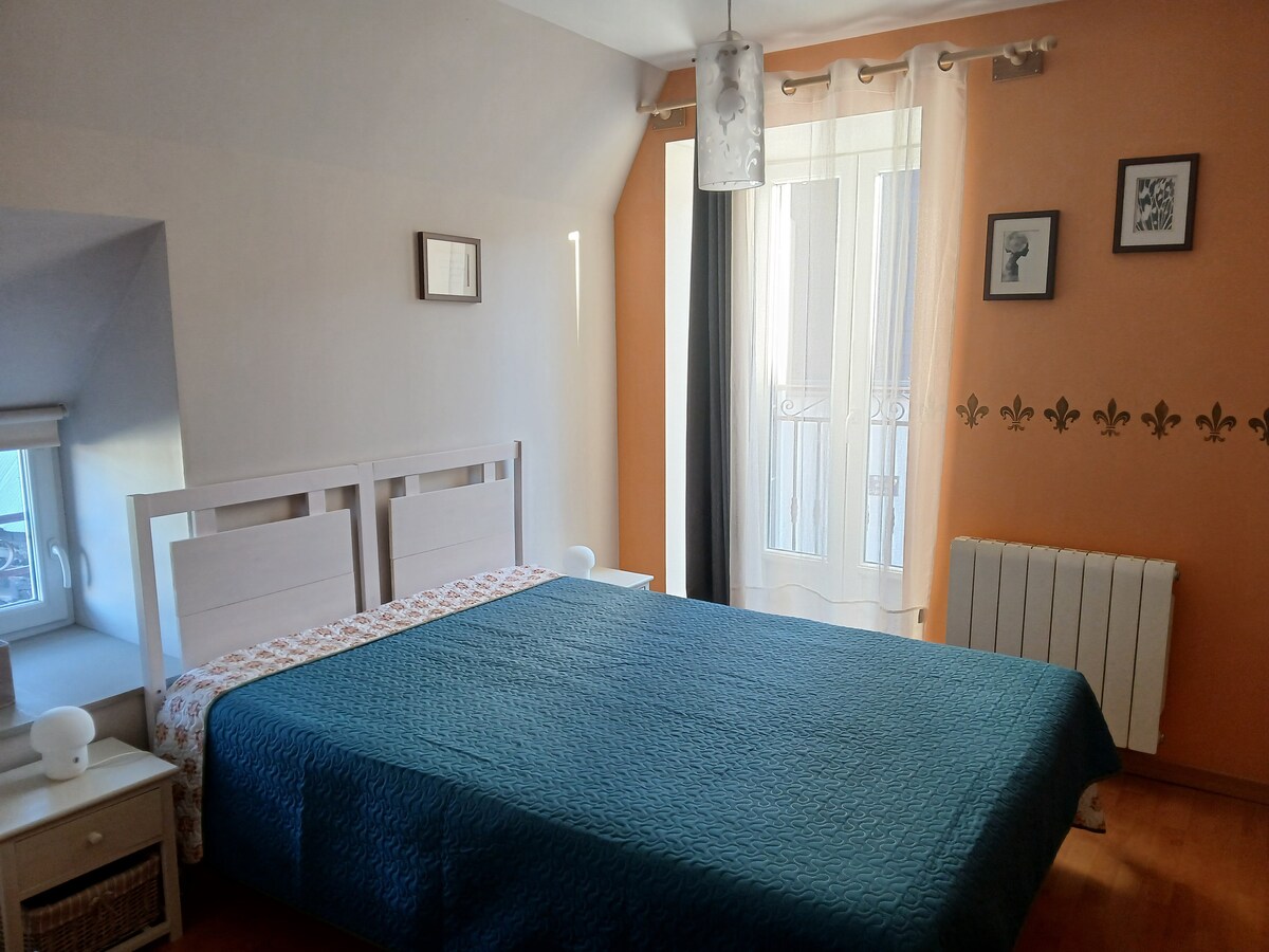 מיטת חדר שינה 140 ס"מ, חלון קטן בצד המזרחי ודלת חלון בצד הדרומי, עם הגנה בטיחותית 