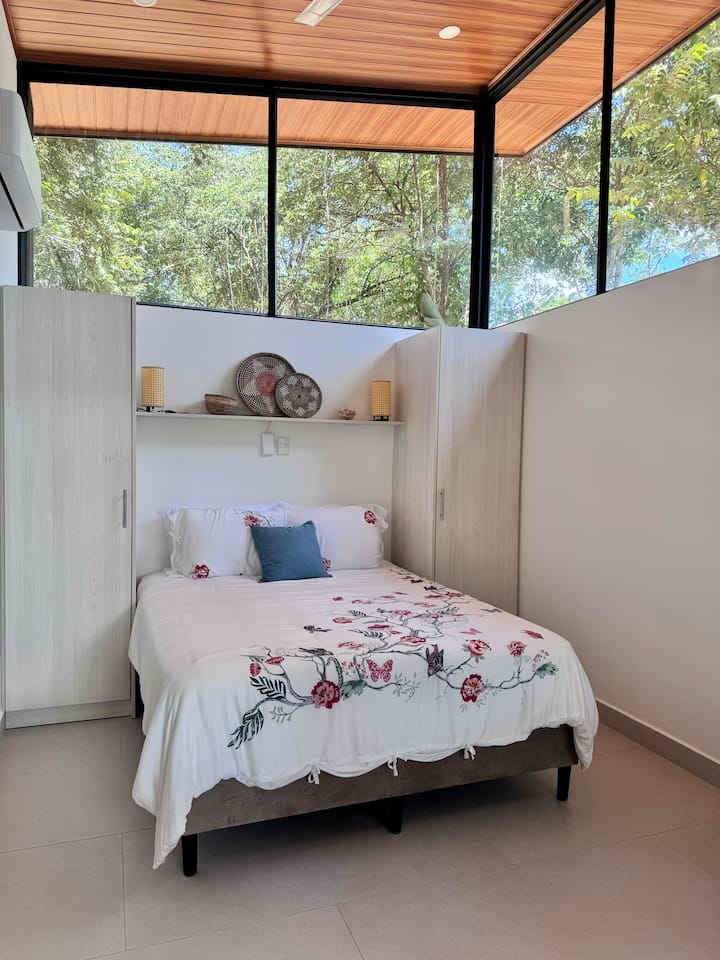 Slaapkamer met queensize bed