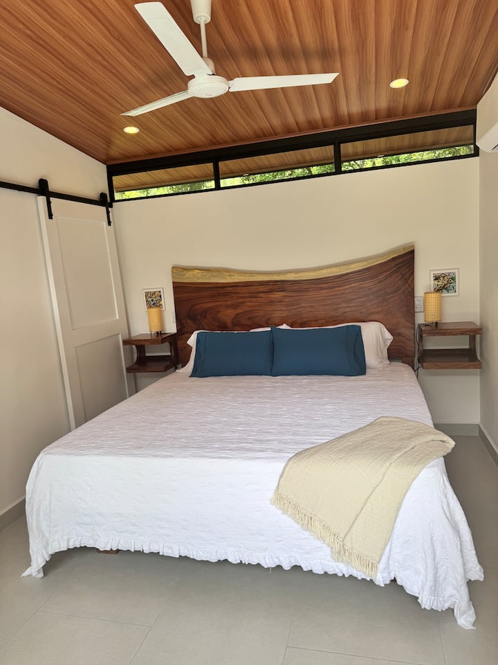 Slaapkamer met kingsize bed