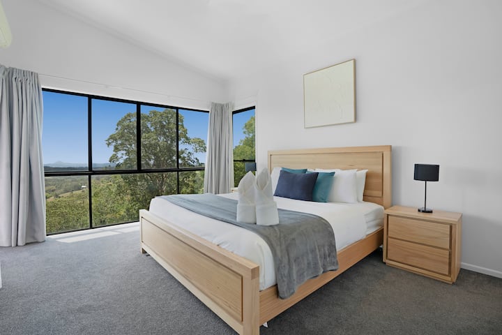 Главна спална соба со брачен кревет (широк 180