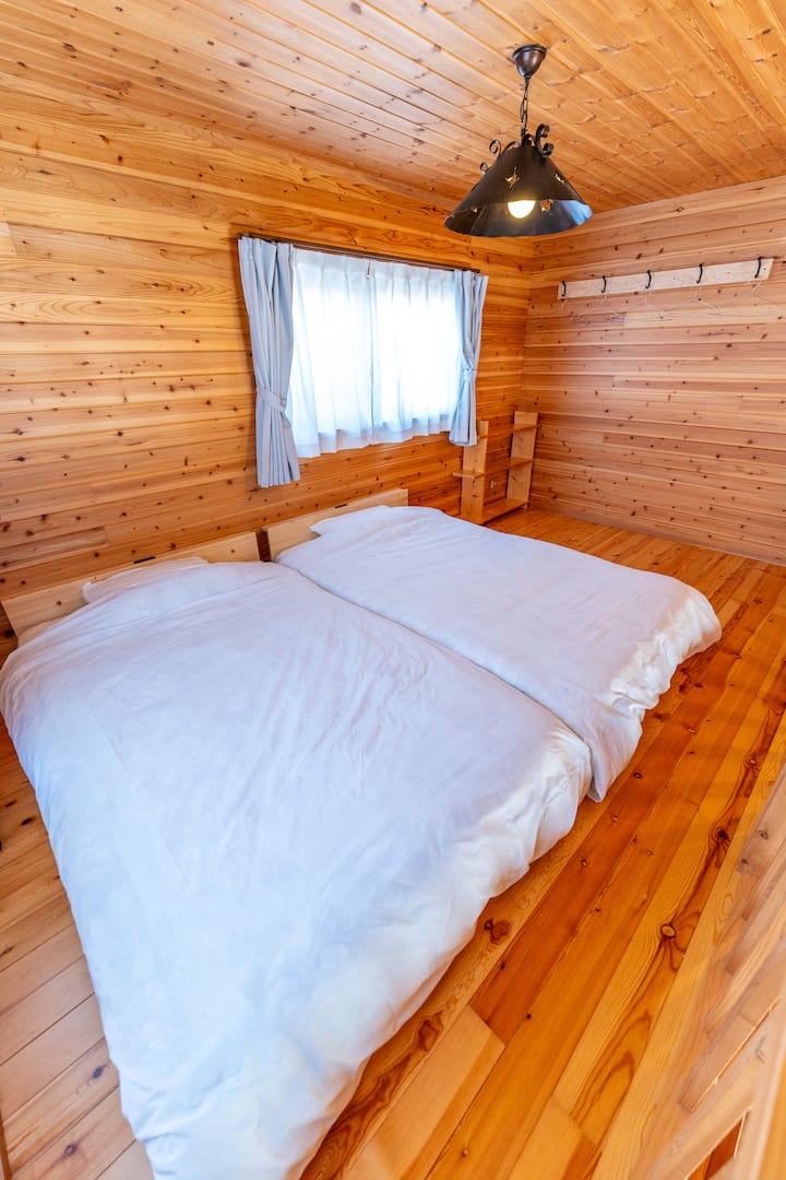 2 lits semi-doubles sont installés.Vous pouvez mettre deux lits côte à côte et dormir avec votre enfant.