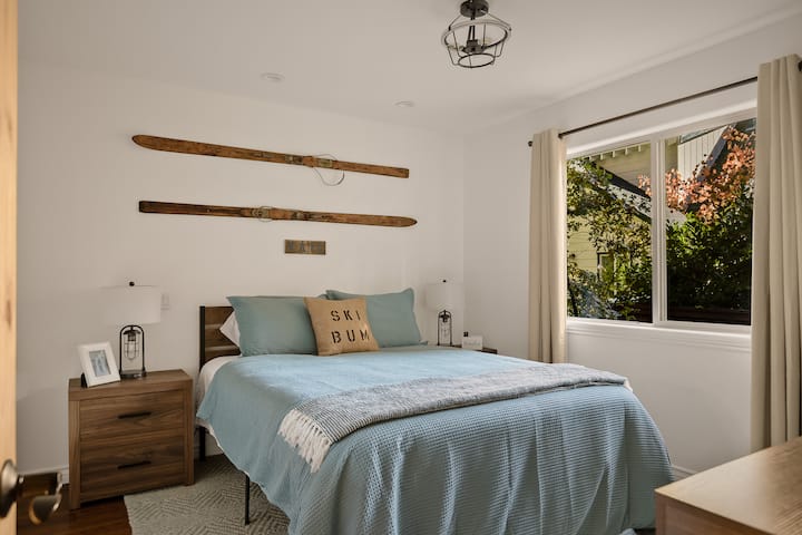 Preciosa habitación con temática de esquí.Tiene armario completo, mesas auxiliares, lámparas, televisor y aparador.