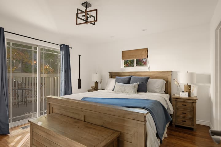 Habitación con cama king y temática lacustre.Acceso al patio trasero y al baño contiguo.