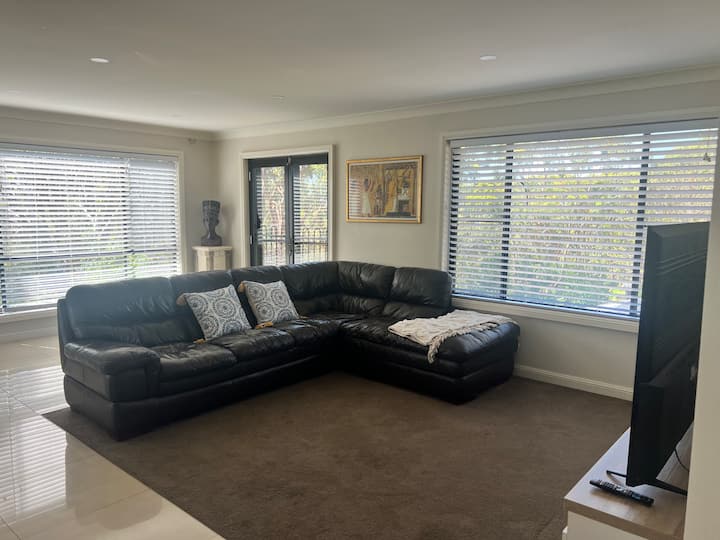 楼上客厅配有智能电视，可连接无线网络。 