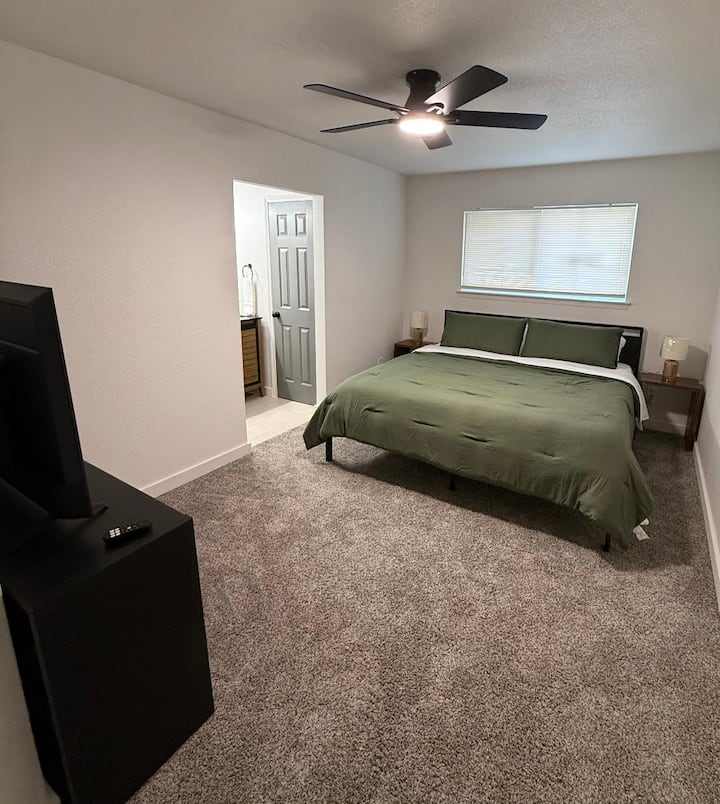 Glavna spavaća soba s privatnom kupaonicom 