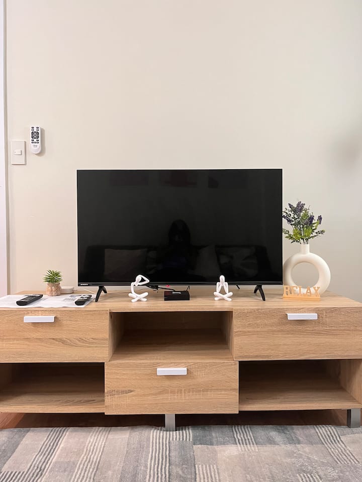 Télévision connectée Wi-Fi. Plusieurs applis de diffusion en continu sont disponibles lorsque vous vous connectez avec les exigences de votre pays.