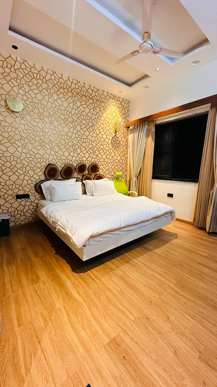 Este es un dormitorio espacioso con piscina privada y zona de terraza. La habitación cuenta con un colchón Kingkoil prémium súper cómodo en una cama flotante con baño adjunto (accesorios Kohler), zona de armario, televisor inteligente de 43 pulgadas y zona para fumadores.