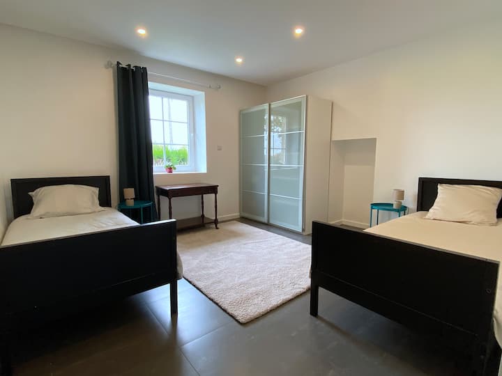 Slaapkamer 2 – comfortabele eenpersoonsbedden (2 × 90 x 200) en kleedruimte