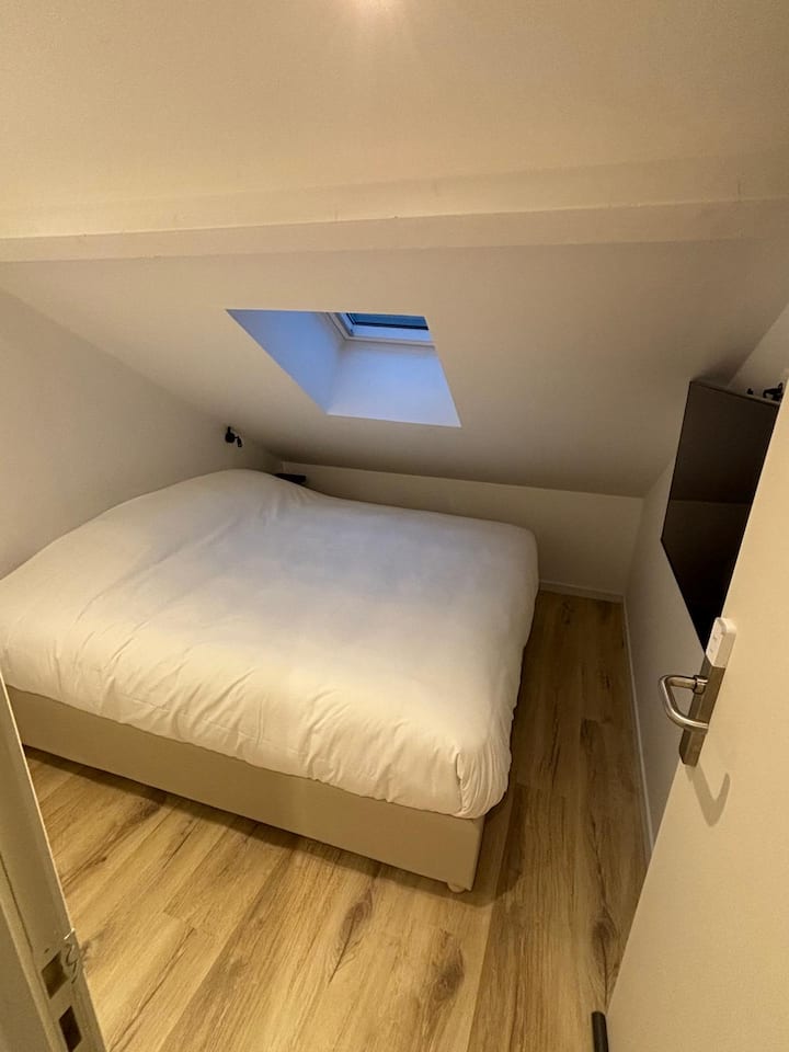 Manželská posteľ DENANTES, pevný vreckový pružinový matrac 24 cm (5 zón). Spálňa s vlastnou kúpeľňou, prístup pomocou zámku SALTO. Obojstranná klimatizácia. Prémiová posteľná bielizeň a uteráky (profesionálna práčovňa). 3 vankúše na izbu.