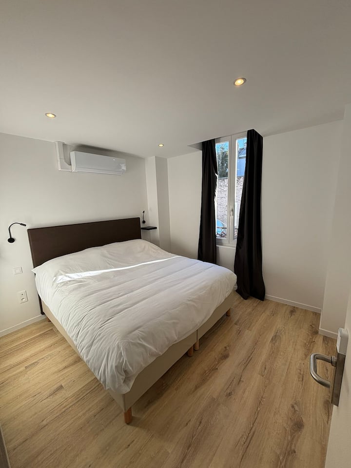 Manželská posteľ DENANTES, pevný vreckový pružinový matrac 24 cm (5 zón). Spálňa s vlastnou kúpeľňou, prístup pomocou zámku SALTO. Obojstranná klimatizácia. Prémiová posteľná bielizeň a uteráky (profesionálna práčovňa). 3 vankúše na izbu.