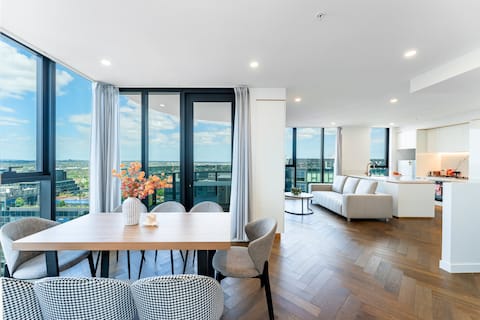 Spacious 4BR Penthouse in BoxHill Free Parking X 2