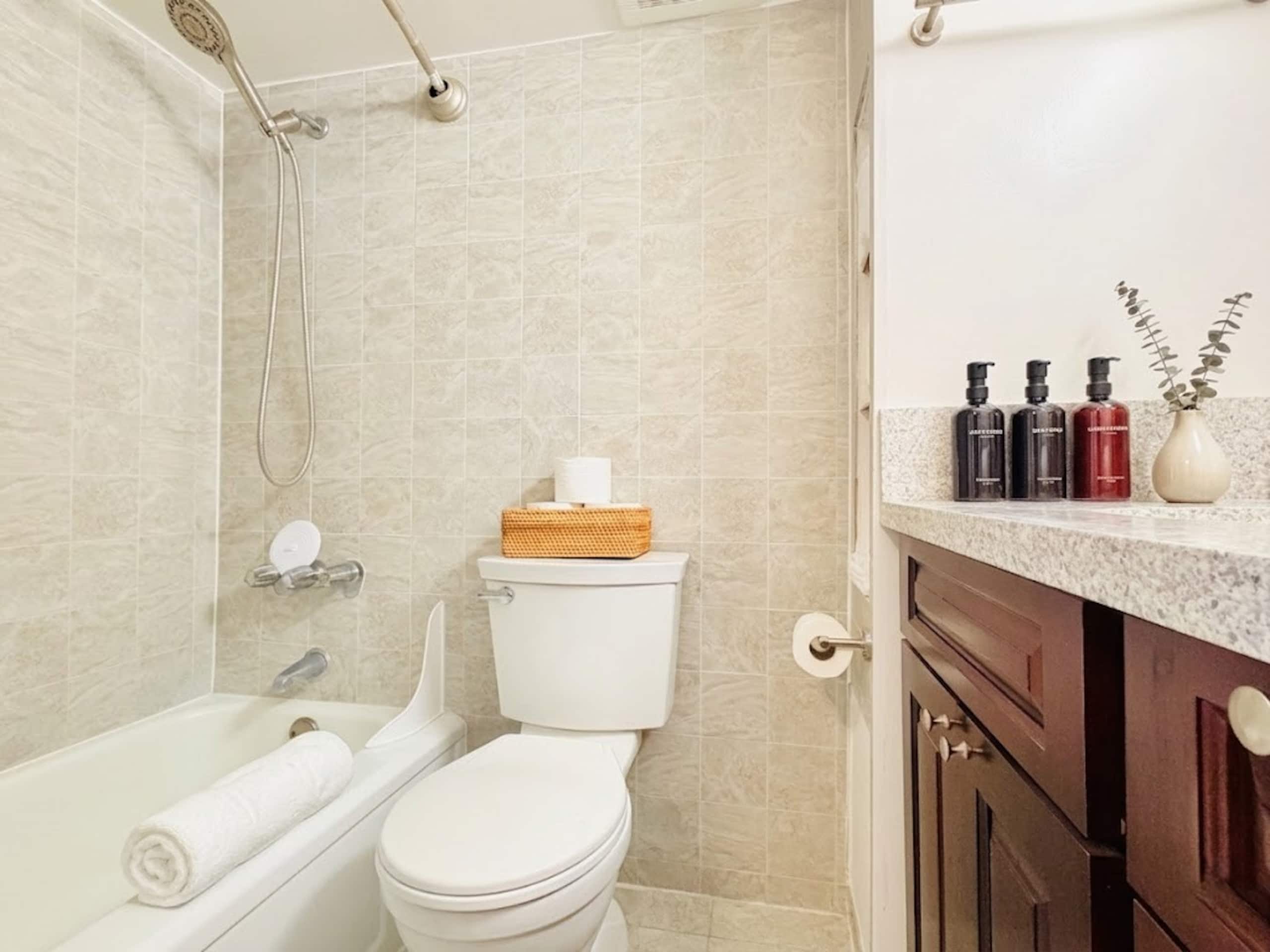 Island Breeze Retreat – Comfort & Charm - Image 6