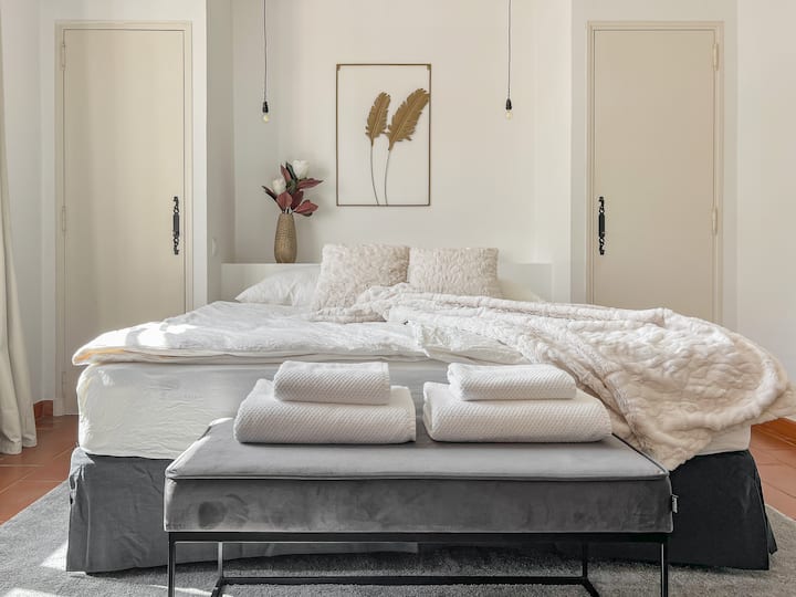 מיטה נוחה בגודל 180x200 עם גישה ישירה למרפסת.