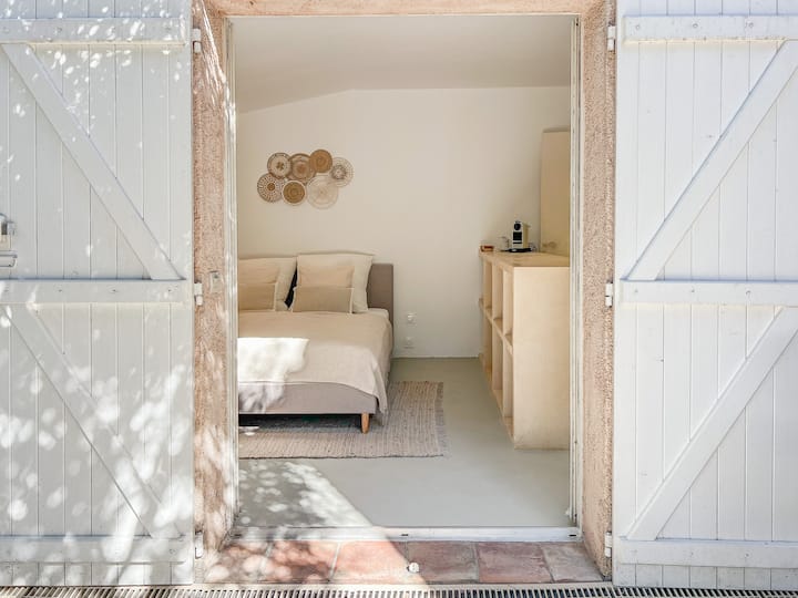 כניסה לסטודיו עם מיטה זוגית, טלוויזיה חכמה, מכונת נספרסו וחדר מקלחת פרטי.