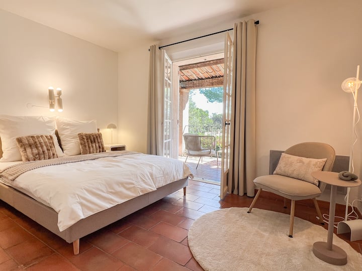 חדר מואר עם מיטה 160x200, שולחן איפור או עבודה וכורסה. 

גישה למרפסת המשקיפה על הגינה והים.