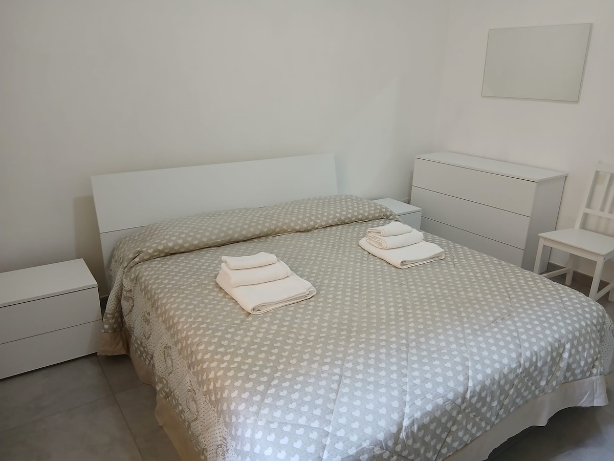 Chumba cheupe, kitanda cha watu wawili. 