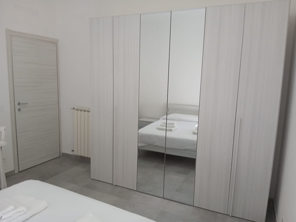 Chumba cha kijivu, kabati kubwa.