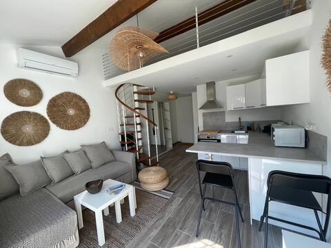 Popular Airbnb listing: small modern house a stone's throw from the sea in Sausset Les Pins