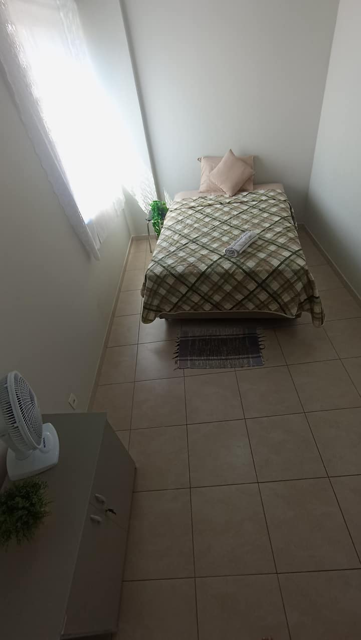 Izba 2 s manželskou posteľou a šatníkom 