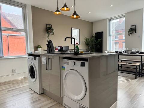 Popular Airbnb listing: Kitchen Island | TV Every Room | Multi Beds 5 Bath in Wavertree