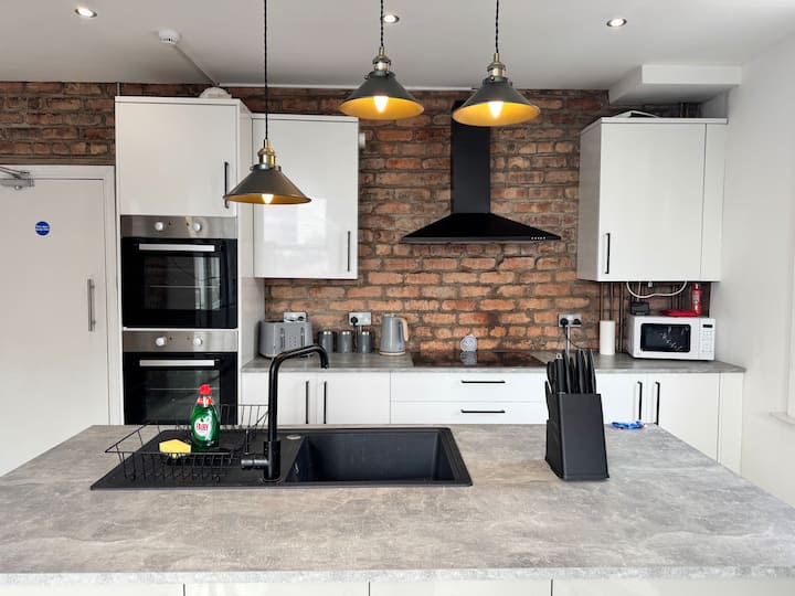 Kitchen Island | Tv Every Room | Multi Beds 5 Bath - Lime Street Station - Liverpool