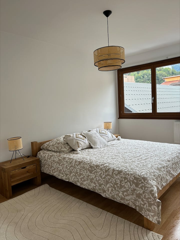 Udobna i prostrana glavna spavaća soba ima bračni krevet od masivnog drva dimenzija 160 × 200. Duh planinske kuće prisutan je u prirodnim tonovima i mekom svjetlu koje stvara pravu atmosferu čahure.