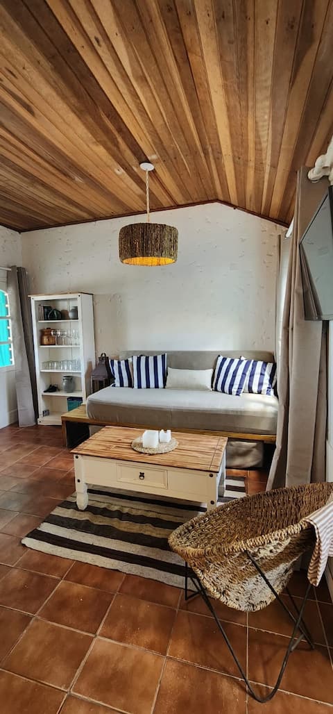 Anuncio de Airbnb popular: Quincho Mar. Oceanfront house with a stove. en Aguas Dulces