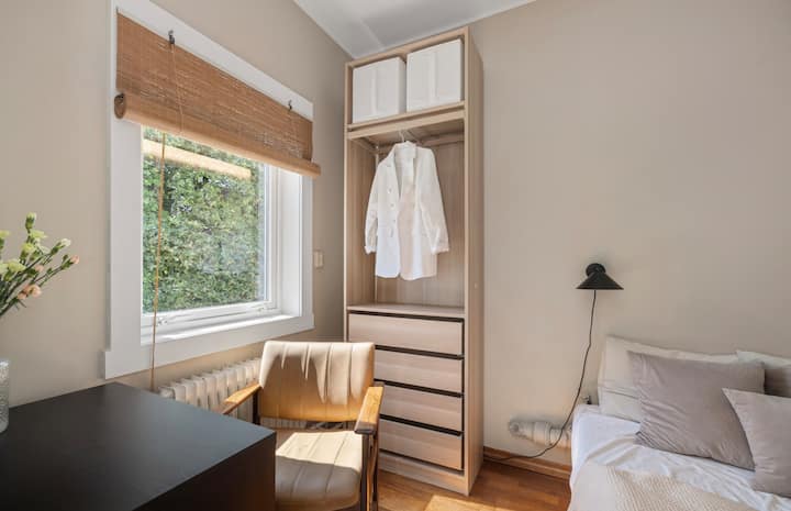 Dormitorio con espacio para trabajar