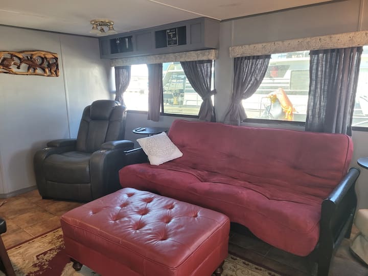 تتحول الأريكة القابلة للفتح إلى سرير بحجم كوين، ولكن الكرسي الكهربائي القابل للإمالة مناسب جدًا لأخذ قيلولة