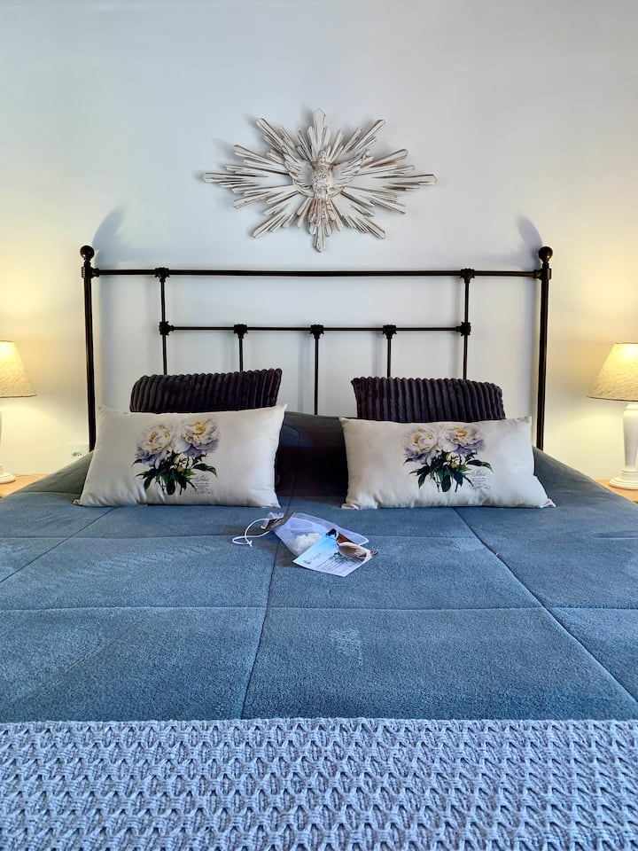 Cama tamaño queen con sábanas fragantes de 300 hilos. 