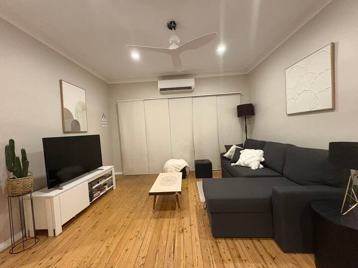 Sunny Lawn Retreat | Central  |Spacious Backyard - Armidale