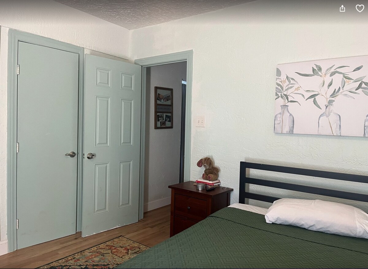 Спалня в апартамент с двойно легло