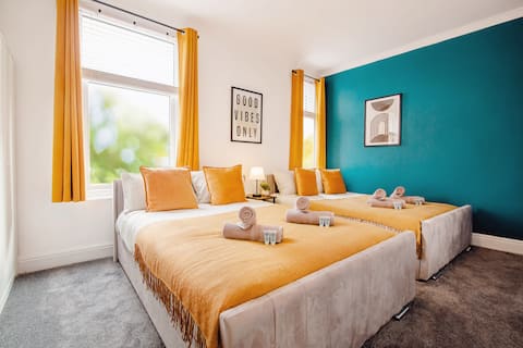 Blue Lagoon Retreat Escape | Free Parking | 16PPL