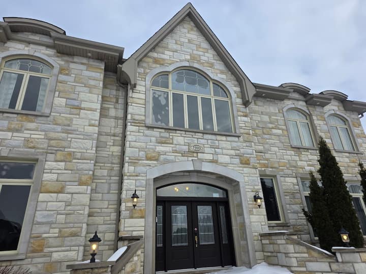 Spacious 4br Luxury Home In Brossard-high Ceilings - Brossard