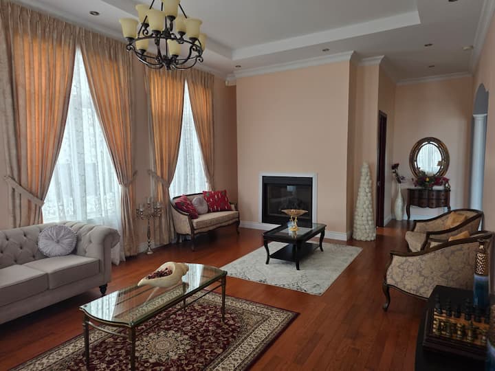 Spacious 4br Luxury Home In Brossard-high Ceilings - Longueuil