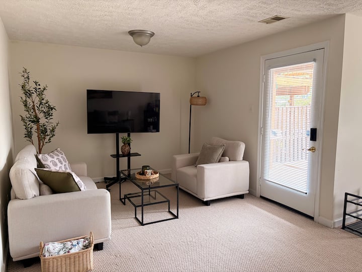 Private Basement Suite W/ Parking & Kitchenette - Occoquan, VA