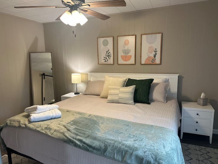 غرفة نوم كبيرة في الطابق العلوي مع باب حظيرة وخزانة ملابس. 